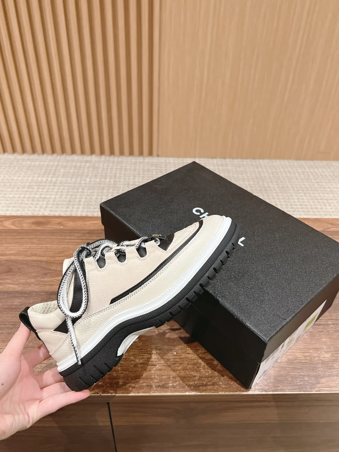👟👟Ex-factory price 560👟👟 𝐂𝐇𝐀𝐍𝐄𝐋 Chanel’s new Milan catwalk sneakers, double C square round toe lace-up casual shoes, trendy shoes. This style is definitely Xiaoxiang’s hottest thing this season. You can’t buy this series at the counter. I wish I could weld it on my feet. It’s easy to wear and unique. It’s different from the previous style. It doesn’t have a big logo. Low-key and high-end. The light British-style square toe and the softness of the rhombus are perfectly blended together. There is a feeling that 1️⃣➕1️⃣ is greater than 3. The classic contrasting color combination is brilliant and not obtrusive. It can be paired with short skirts, shorts, denim, and trendy clothes. The sense of fashion is instantly improved by several levels. Upper: cowhide stitched with suede. Inner: breathable mesh. Sole: Original molded 𝐓𝐏𝐔 outsole Heel height: 4𝐂𝐌 Size: 35-40